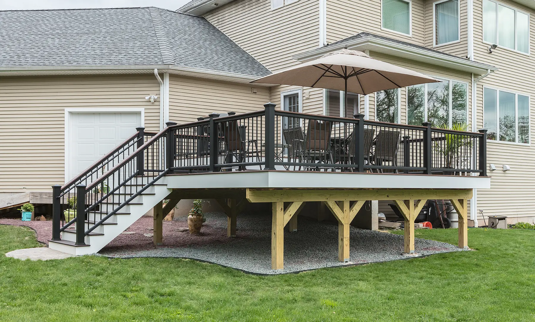 Trex Transcend Deck with Trex Aluminum Handrails in Windsor, CT