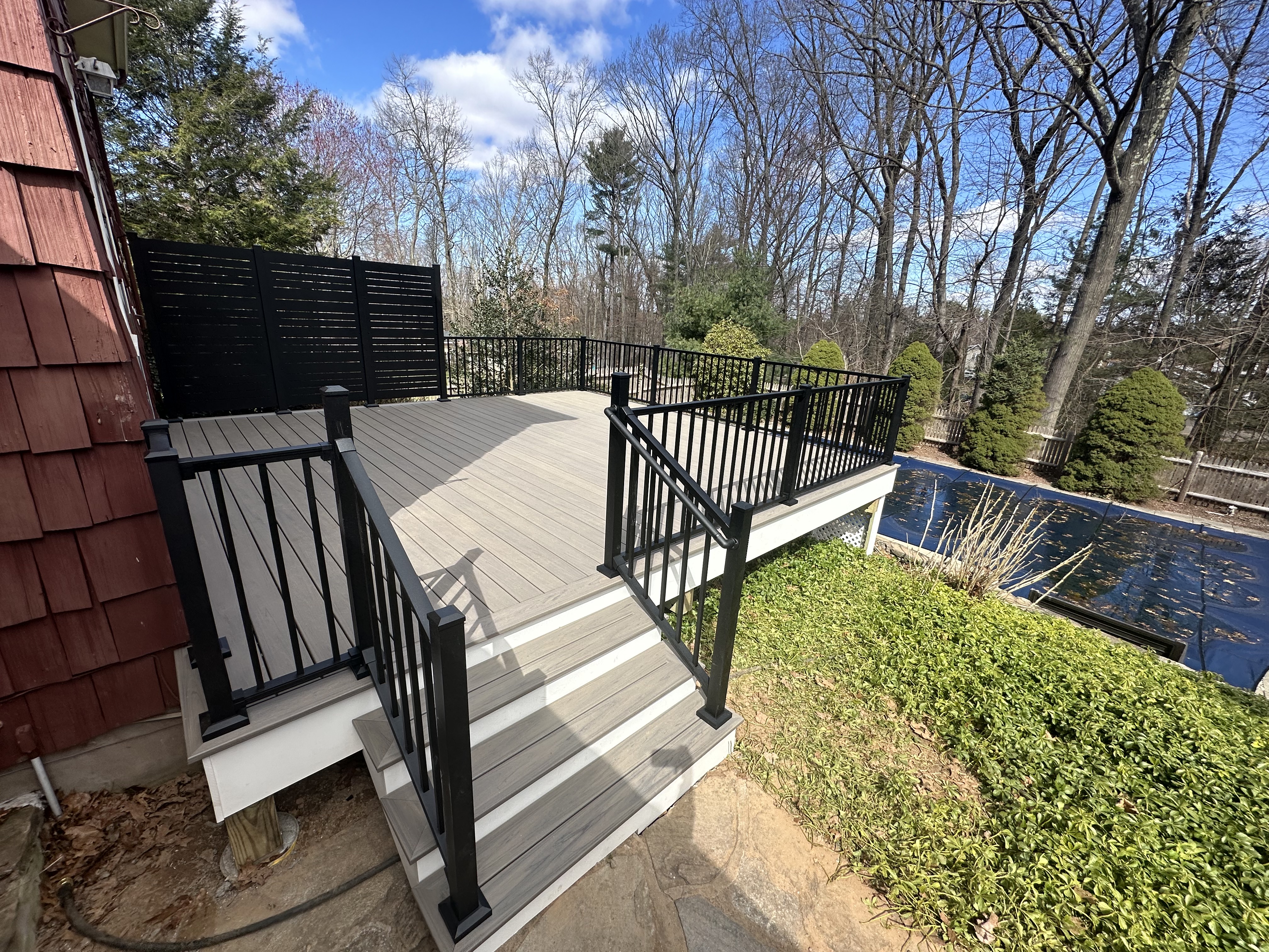 South Windsor – Trex® Lineage Biscayne Deck with Privacy Panels