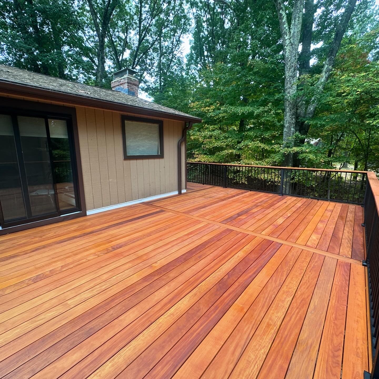 Bloomfield, CT Deck with Garapa Hardwood and Trex Signature® Cocktail Railings